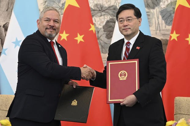 Honduras Foreign Minister Eduardo Enrique Reina Garcia and Chinese Foreign Minister Qin Gang 